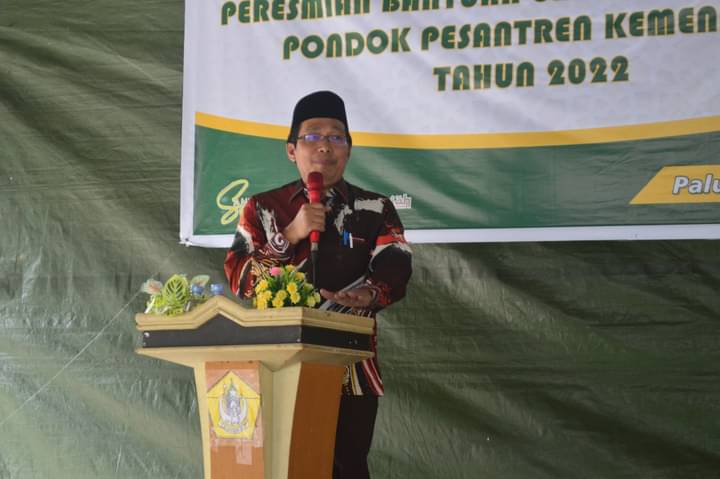 Direktur Pendidikan Diniyah dan Ponpes Kemenag RI, Prof. Dr. KH Waryono Abdul Ghafur, saat membawakan sambutan, Kamis (09/03) Baca berita Media Alkhairaat "Direktur Pendidikan Diniyah Kemenag RI Hadiri Peresmian Usaha Digital Printing Ponpes Putra Alkhairaat Pusat" yang terbit pada Kamis, 9 Maret 2023 selengkapnya pada link https://media.alkhairaat.id/direktur-pendidikan-diniyah-kemenag-ri-hadiri-peresmian-usaha-digital-printing-ponpes-putra-alkhairaat-pusat/ Beriklan sambil bera-MAL di Media Alkhairaat sekarang, kunjungi https://media.alkhairaat.id/amal/. Gambar: Tim Media Pesantren